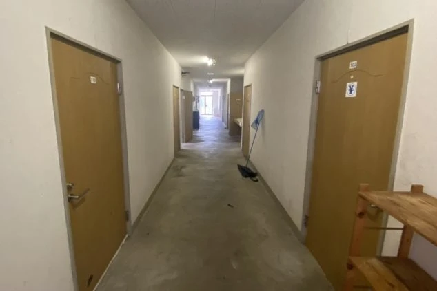 リゾートバイト寮の廊下の画像。