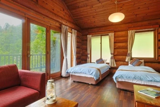 木の温もりを感じるログハウスの客室。アウトドア好きにおすすめのリゾートバイトの職場環境です。