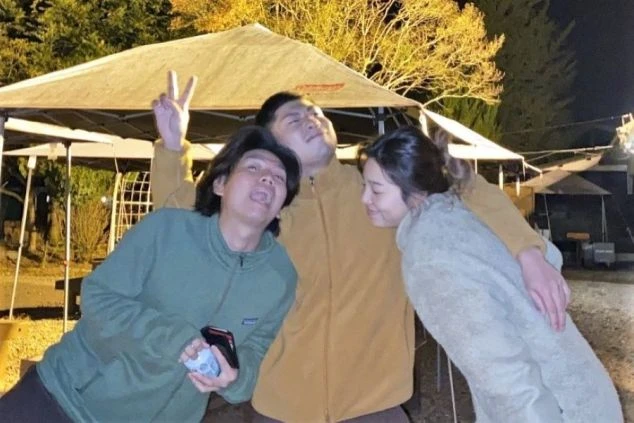 キャンプ場で夜に笑顔を見せる若者たち。リゾートバイトは、仕事のオフも仲間と楽しく過ごせます。