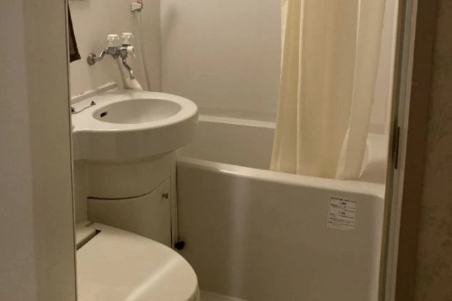 静岡県熱海のホテルでリゾートバイトをするスタッフが住む寮のユニットバスの画像。