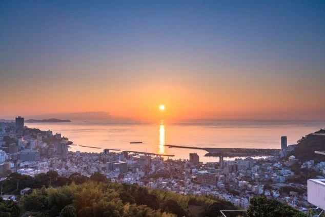 静岡県の熱海の夕日の画像。
