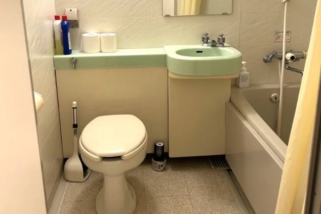 ワクトリの社員が出張で撮影した、リゾートバイトの寮にあるバスルームの画像。浴槽、シャワー、トイレ、洗面台がコンパクトにまとまったユニットバスで、清潔感のある空間。