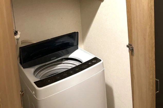 ワクトリの社員が出張で撮影した、リゾートバイトの寮に設置された洗濯機の画像。洗濯機置き場にすっきりと収まっており、リゾートバイト中の衣類の手入れに便利な設備。
