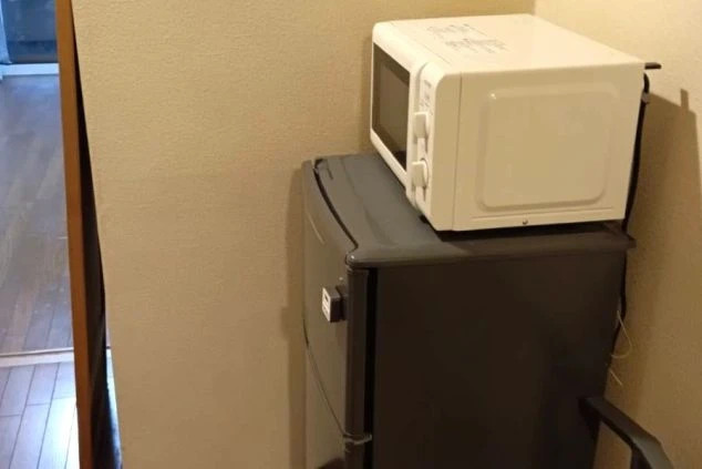 ワクトリの社員が出張で撮影した、リゾートバイトの寮に備え付けられた冷蔵庫と電子レンジの画像。