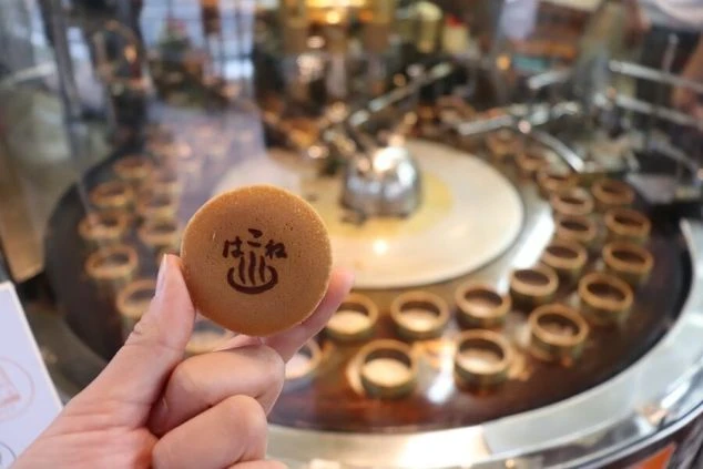 箱根の山々を背景に、ススキの穂が風になびいている風景の画像。空は青く、白い雲が浮かんでおり、リゾートバイトの休日に観光を楽しめる、自然の風景の画像。