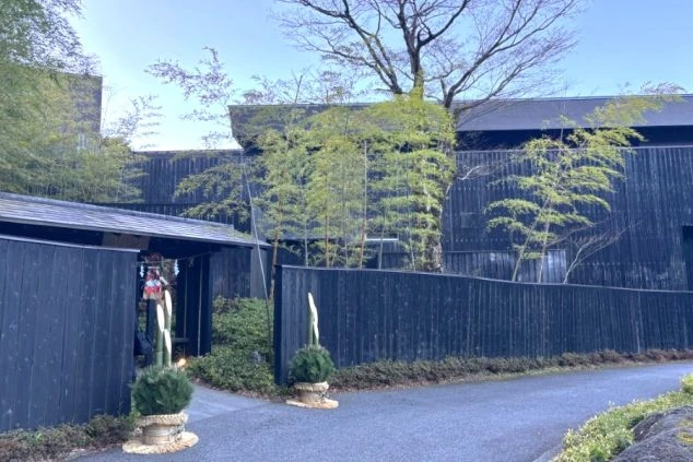 箱根・仙石原にある宿のモダンな黒い建物外観