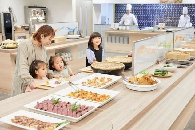 ホテルや旅館のバイキング会場。豪華な料理が並ぶビュッフェカウンターとホールスタッフの仕事風景。