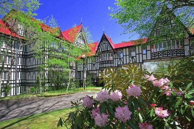 洋風の建物と庭園の花畑。テーマパークや観光施設でのリゾートバイトの仕事場。