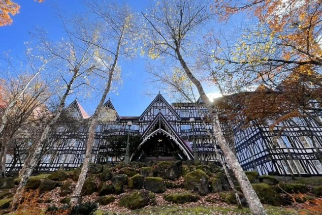 海外のリゾート地にあるような特徴的な外観のリゾートバイトの勤務先ホテル。