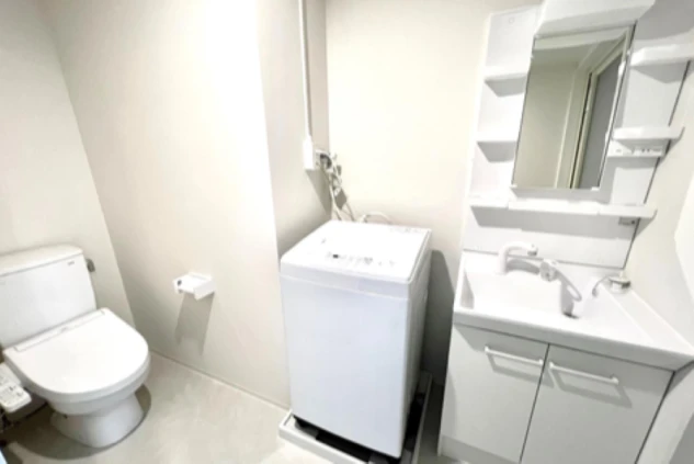 リゾートバイトの寮にある洗濯機・洗面台・トイレ。部屋の中にあり、他の人と共同で使わないバス・トイレ・洗面所付きの求人です。