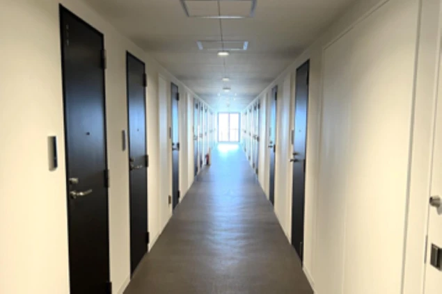 リゾートバイトの寮にあるキッチン。冷蔵庫や電子レンジ、コンロが備え付けられており、自炊も可能です。