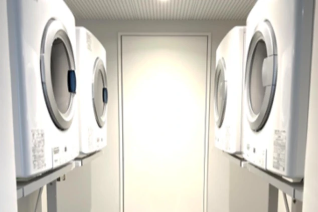 リゾートバイトの寮にある共有の乾燥機。複数台完備されており、洗濯物を乾かすのに便利です。