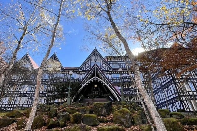 海外のリゾート地にあるような特徴的な外観のリゾートバイトの勤務先ホテル。