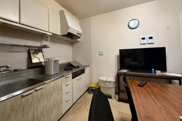 リゾートバイト寮の共用スペースの画像。大型テレビのあるリビング。