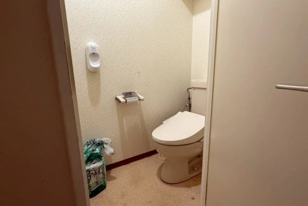 リゾートバイト寮にあるトイレの画像。温水洗浄便座(ウォシュレット)完備の清潔な生活環境。