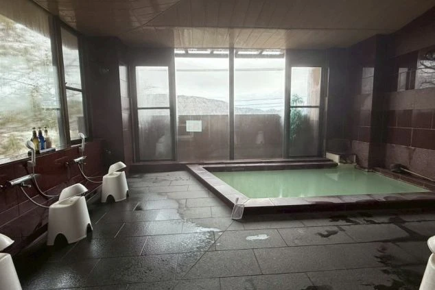 清潔感あふれる広々とした大浴場の画像。温泉地ならではの職場で働くリゾートバイトの魅力。