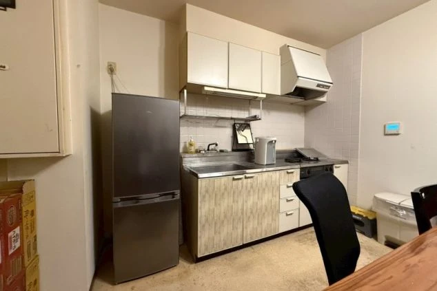 リゾートバイト寮の共用スペースの画像。家電が充実した自炊用キッチン。