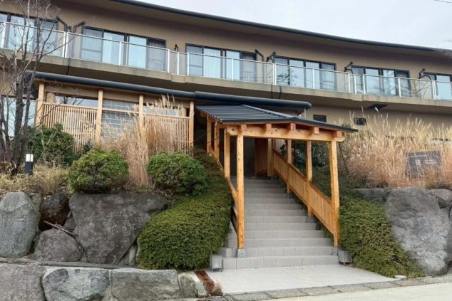 和モダンな施設外観。落ち着いた和のリゾートで働く、神奈川県箱根エリアのリゾートバイト求人。