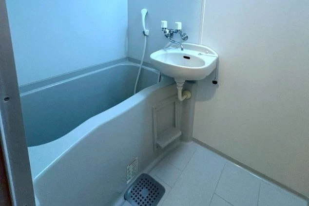 リゾートバイト個室寮の専用ユニットバス。自室でゆっくり入浴できる清潔な設備で、プライバシーも万全。