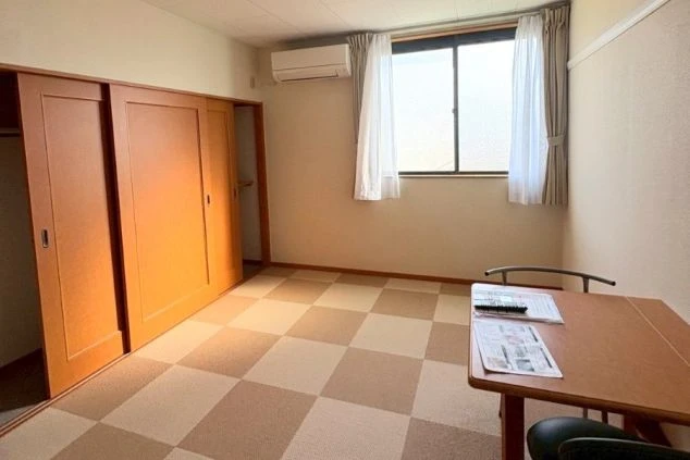 リゾートバイト住み込み個室寮の居室。大きなクローゼットやテーブルが揃い、荷物が多い方も安心の収納力。