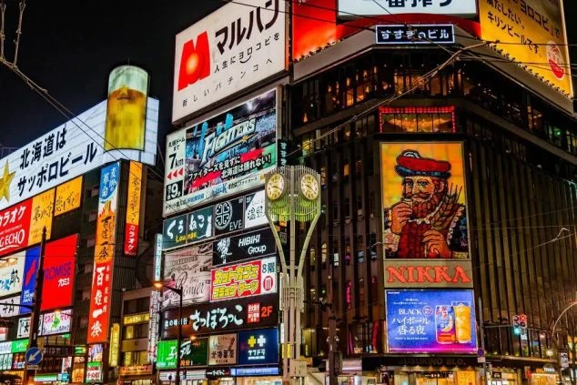 北海道札幌市すすきのの、ネオンが煌めく活気ある繁華街の夜景。リゾートバイトで、都会の観光地で働き、非日常を体験。