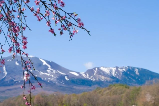 山を背景にしたゴルフ場。河川敷や自然豊かなリゾートバイトの仕事場。