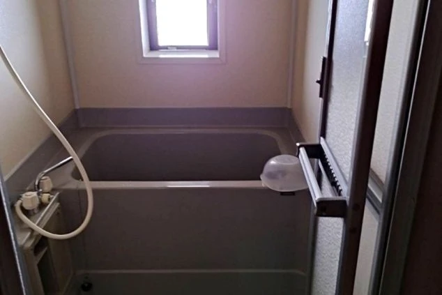 リゾートバイトの個室寮の部屋にあるお風呂の画像。