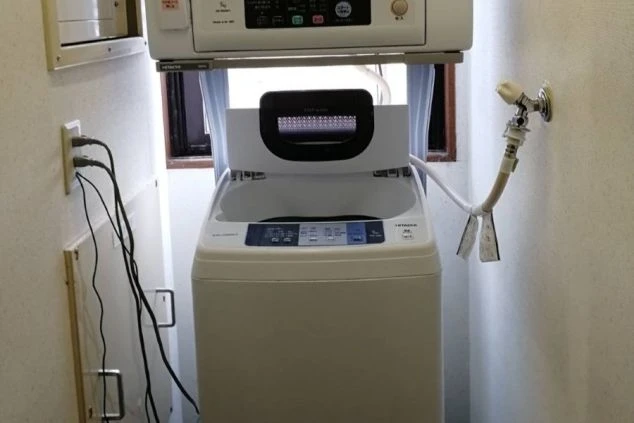 寮内に完備された洗濯機と乾燥機。リゾートバイト中の洗濯も天候を気にせず行える、充実した生活設備。