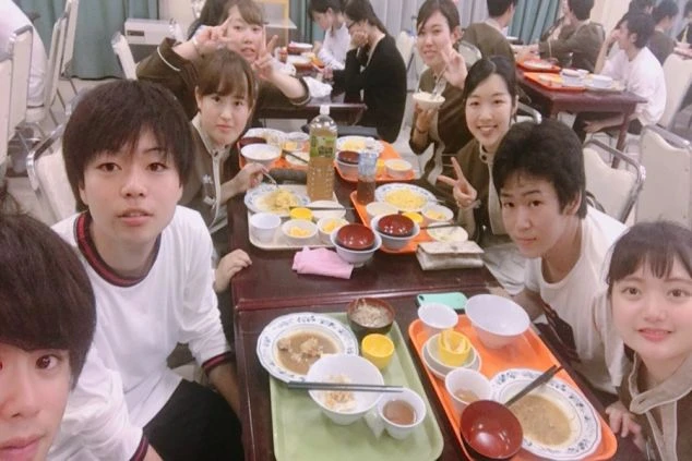 大勢でテーブルを囲むリゾートバイトの仲間たち。歓迎会や送別会など、友達作りと職場の雰囲気