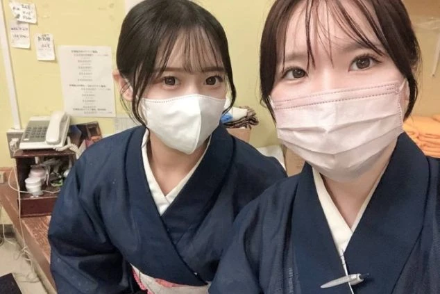 白いマスクを着けた2人の女性が、ネイビーの着物を着て自撮りをしている。