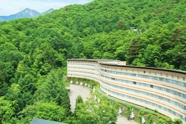 安曇野の雄大な自然の中に佇むリゾートホテル。リゾートバイトで、大規模施設での多様な業務経験と絶景を両立。