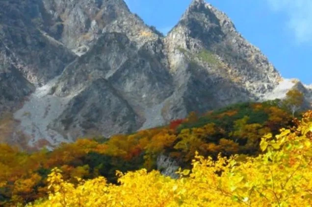 雄大な山々が紅葉に染まる秋の絶景。
