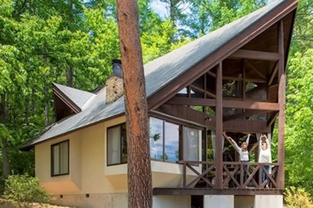 長野県安曇野市の、緑に囲まれたコテージの画像。