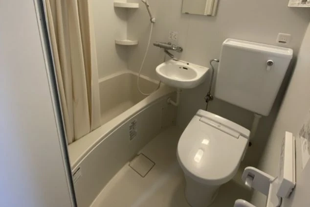 リゾートバイトの寮の個室内に完備されているユニットバスの画像。