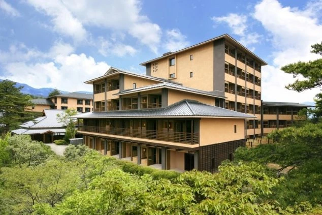 草津温泉にある大型ホテルの外観画像。温泉地い住み込みで働けるお仕事の勤務地。