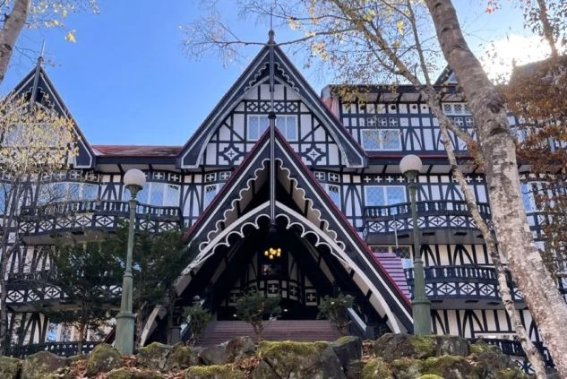 海外のリゾート地にあるような特徴的な外観のリゾートバイトの勤務先ホテル。