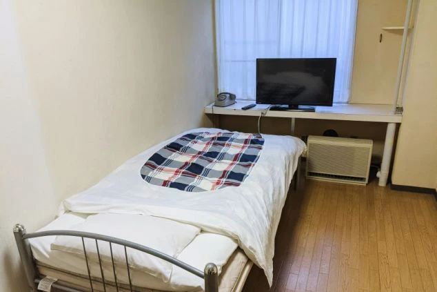 リゾートバイトの寮(個室)の様子。ベッド、テレビ、机が備え付けられ、快適な一人暮らしが可能。