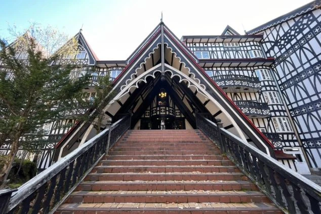 海外のリゾート地にあるような特徴的な外観のリゾートバイトの勤務先ホテル。