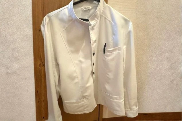 レストランの制服であるモンキーコートの写真。