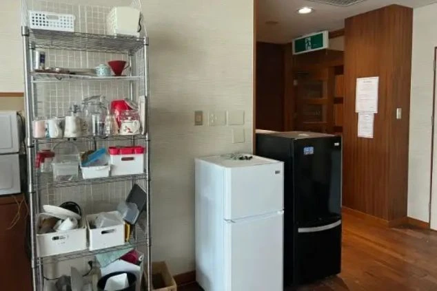冷蔵庫が複数台設置された、寮の共同キッチンスペースの一部画像