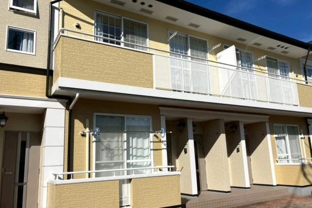 リゾートバイトの寮の外観画像。バルコニー付きの綺麗な2階建てアパートタイプ。