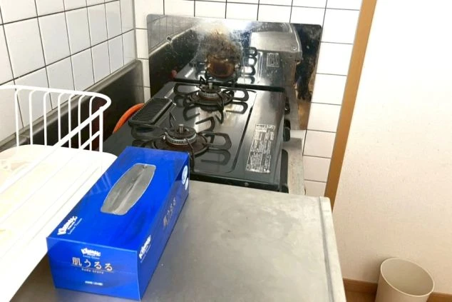 リゾートバイトの寮にあるキッチンの画像。2口のガスコンロが設置されており、リゾートバイト中の自炊も可能。