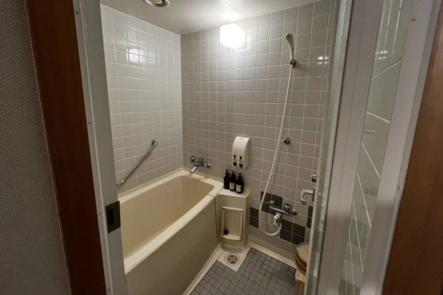 寮のトイレの画像。温水洗浄便座がついている。