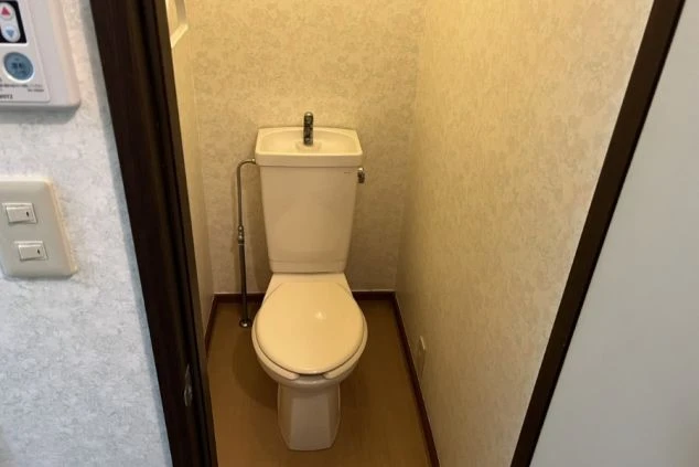 ワクトリの社員が出張で撮影した、リゾートバイトの寮のトイレの画像。手洗い器付きの洋式トイレが設置されており、清潔感のある空間。リゾートバイト中の生活環境を示す設備の一つ。