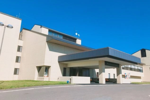 夜のニセコ・ひらふ坂に輝くピンクのハート型イルミネーション。世界中から観光客が集まる国際色豊かなニセコエリアでの住み込みバイト。