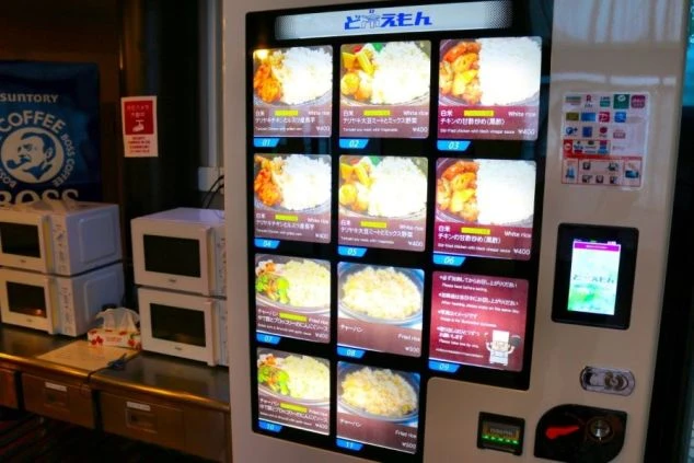 北海道ルスツのリゾートバイトの寮の共用電子レンジと生ゴミ用冷蔵庫の画像。