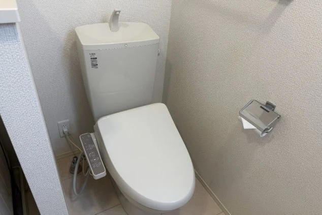 温水洗浄便座付きのトイレ。