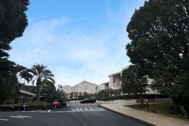 絶景の海が見えるリゾート地の写真。リゾートバイトの休日に楽しめる、緑豊かな湾と港の眺め。