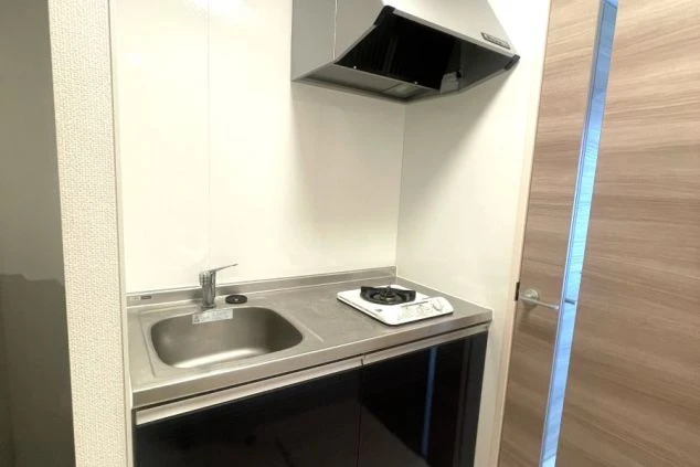 リゾートバイトの寮（個室）にあるキッチン設備の写真。自炊ができる生活環境で安心の住み込みバイト。