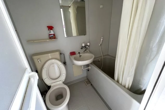 リゾートバイトの相部屋寮のユニットバスの画像